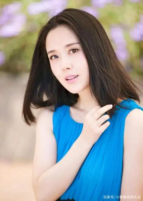 颜丹晨时尚穿搭,笑容甜美,优雅大气,尽显端庄秀丽淑女气质!