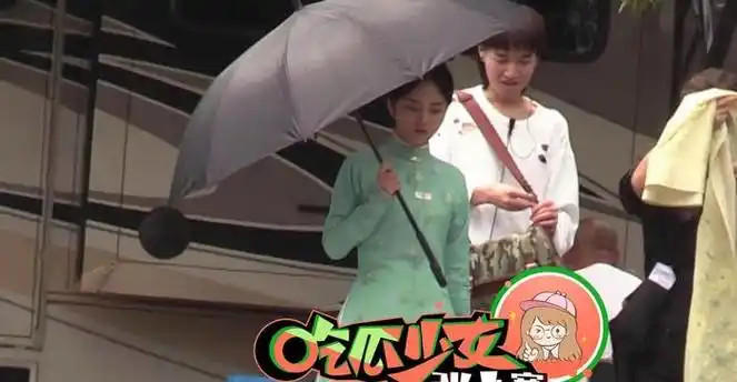 谭松韵庭审后现身妆容精致心事重重钟汉良小心翼翼不敢靠近