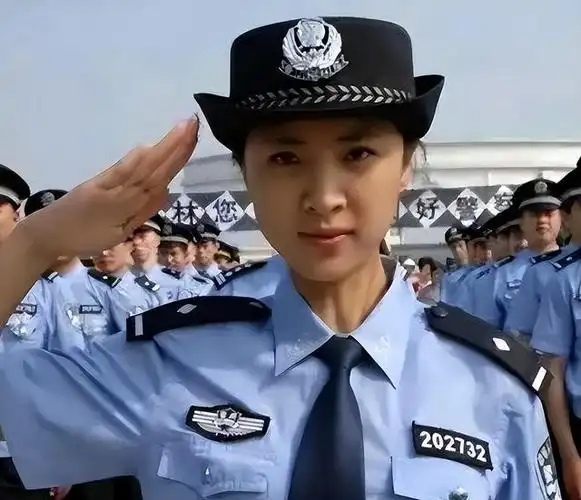 广东"最美警花"王菲,委身大老虎甘愿做情妇,敛财上亿双双落网