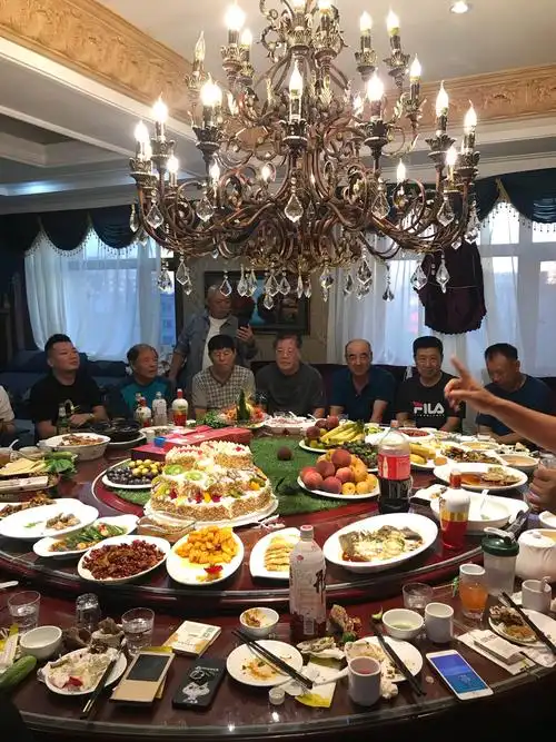 与共和国同龄——大家庭兄弟姐妹为大哥庆祝生日宴会2019～9～10