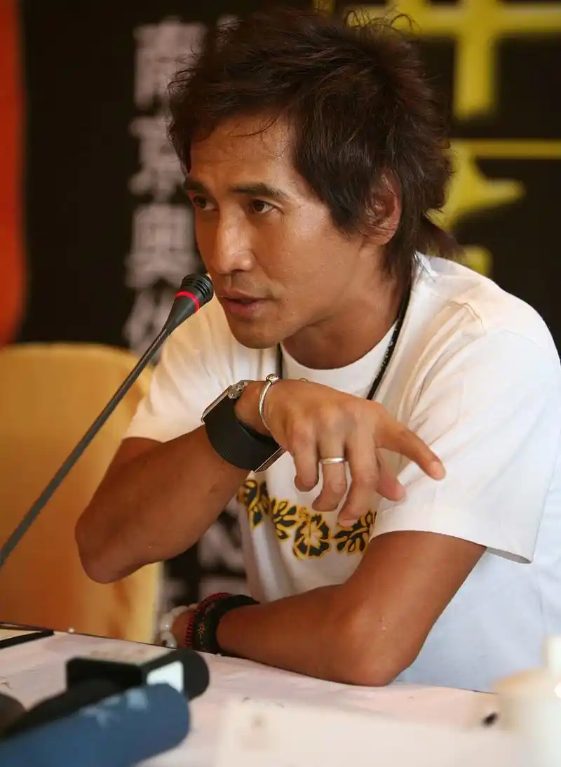 8月19日,许久未露面的知名歌手齐秦引发了热议,起因是张兰在个人社交