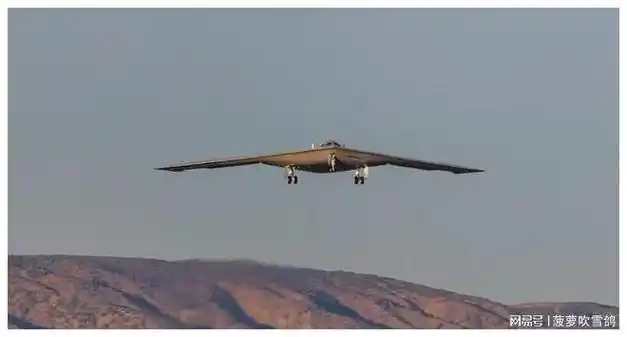 美军b21隐身轰炸机完成首飞,中国对轰20的需求更迫切!|导弹|战略轰炸