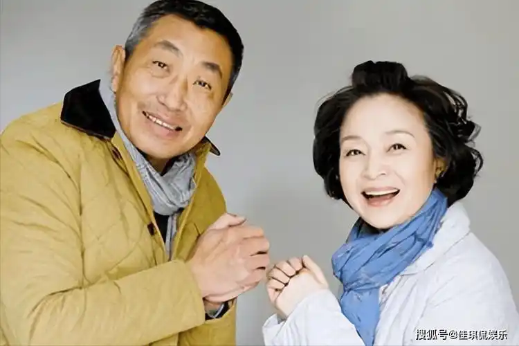 原创老戏骨杜源4岁认识爱妻结婚41年零绯闻女儿成了最大骄傲