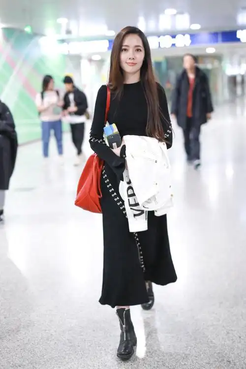 郭碧婷被求婚后首现机场 撩发比心恋爱甜蜜挡不住