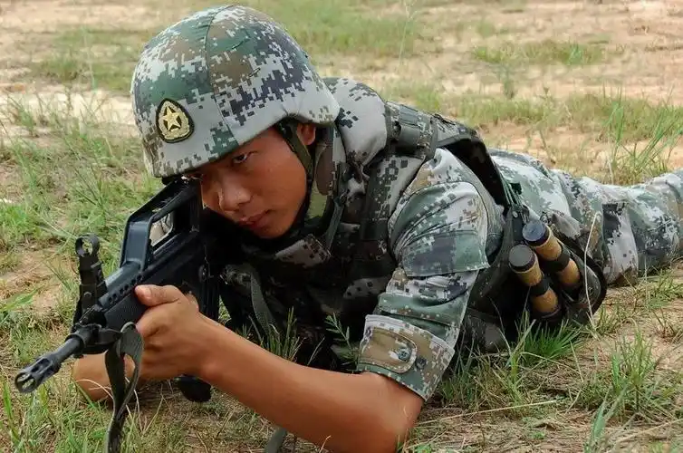 全副武装的迷彩士兵 - 天火 - 军服最美