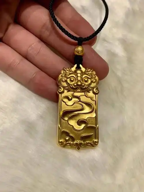 周大福传承吊坠,麒麟纳福,麒麟是中国神兽,有招财进宝,事业顺畅寓意.