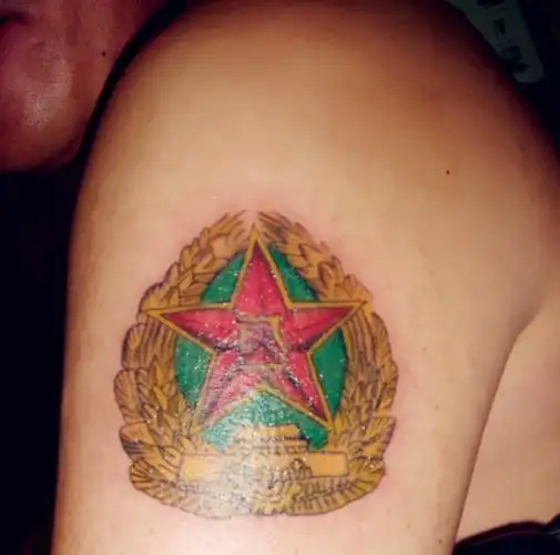 手臂上个性的军徽纹身图案