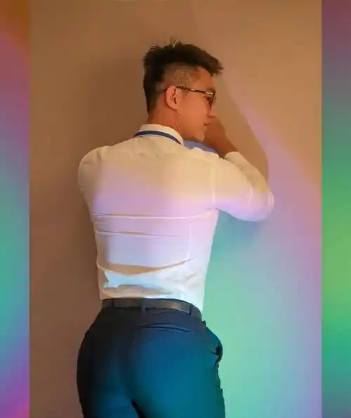 他的外表和身材只是外在表现,真正让人着迷的是他独特的个人魅力.