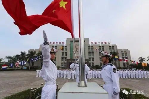 4月23日上午八时整,为纪念人民海军成立69周年,东海舰队某导弹快艇