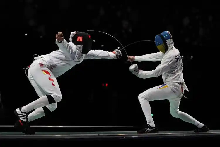当天,在东京奥运会击剑项目男子重剑团体四分之一决赛中,中国队战胜