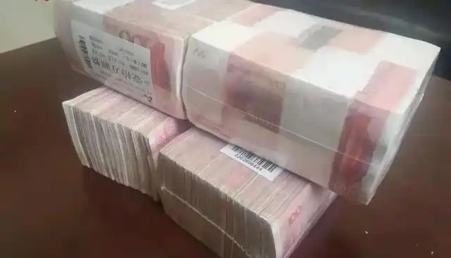 40万现金遗落在出租车上西安的哥发现后