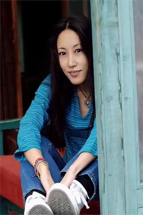 前黑豹主唱窦唯,巅峰时期王菲为他倒夜壶,如今为何沦落至街头