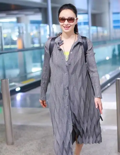 47岁陶虹气质不减,穿衬衫裙配小白鞋清新优雅,扎起高马尾更减龄