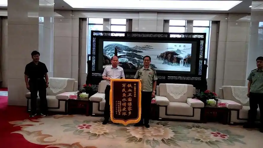 在武警河南总队,朱宏范与武警河南总队大校参谋长陈道琴进行了座谈