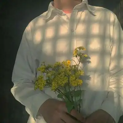 手里捧着花的男生头像