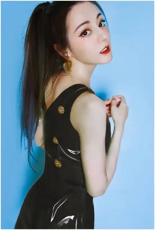 迪丽热巴印花短袖配绿色短裤,清新活力,黄子韬潮流穿搭,太帅气_时尚