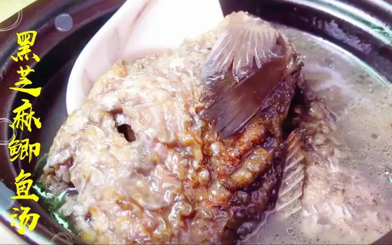 黑芝麻鲫鱼汤,鲫鱼鲜美芝麻醇香,广东妹日常喜欢煲的滋补靓汤