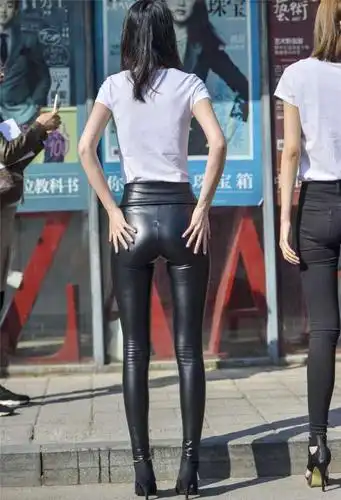 街拍穿皮裤的美女姐姐勒痕引人注目