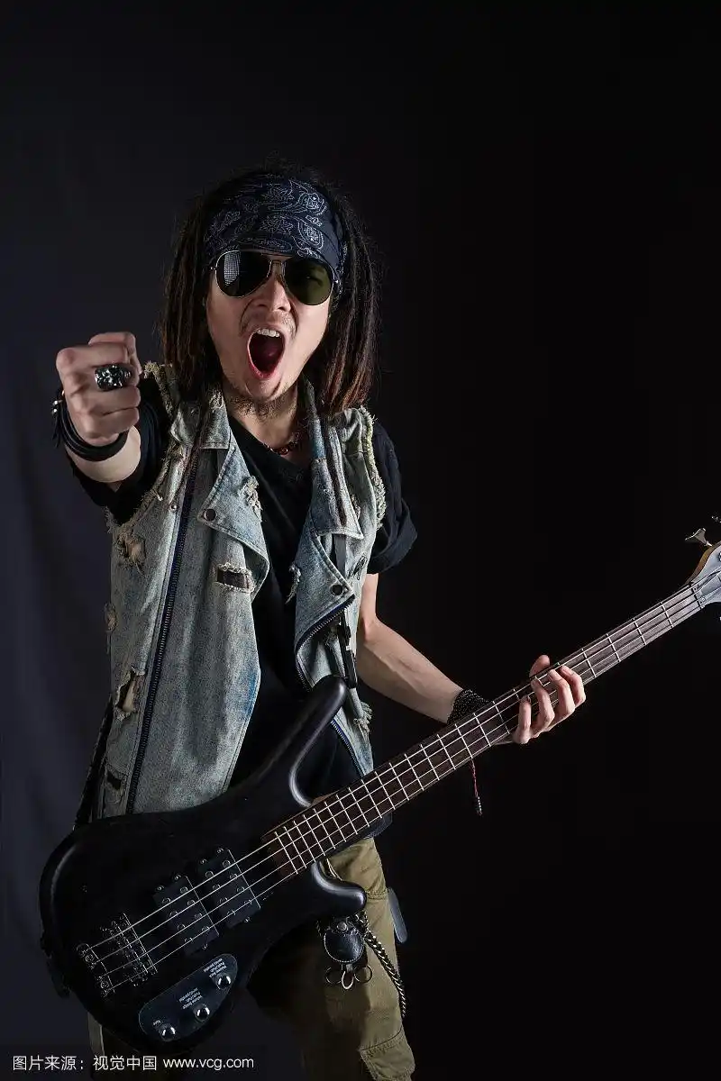 演奏电吉他的摇滚歌手