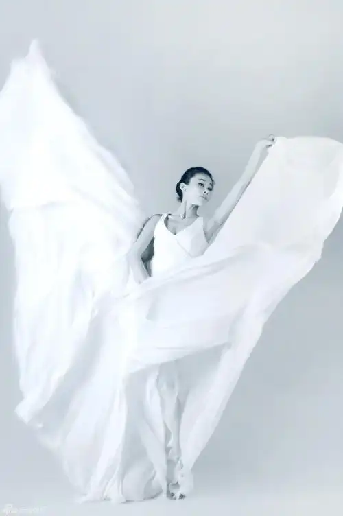 组图:周扬发布梦幻写真 裙角飞扬被赞真人芭比_高清图集_新浪网