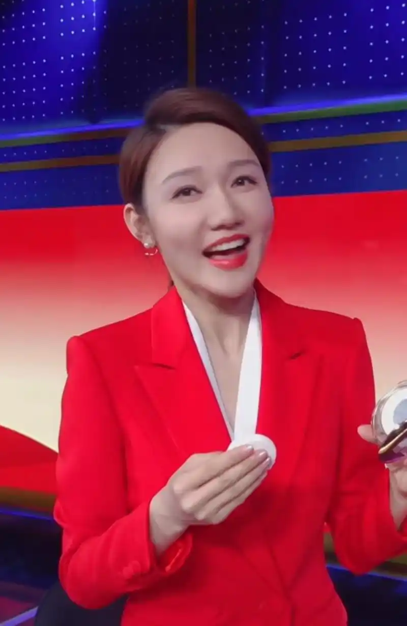 央视主持人龙洋极限换装,三七分身材太出众,气质被指追赶董卿