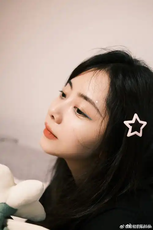 谭松韵眼下微波