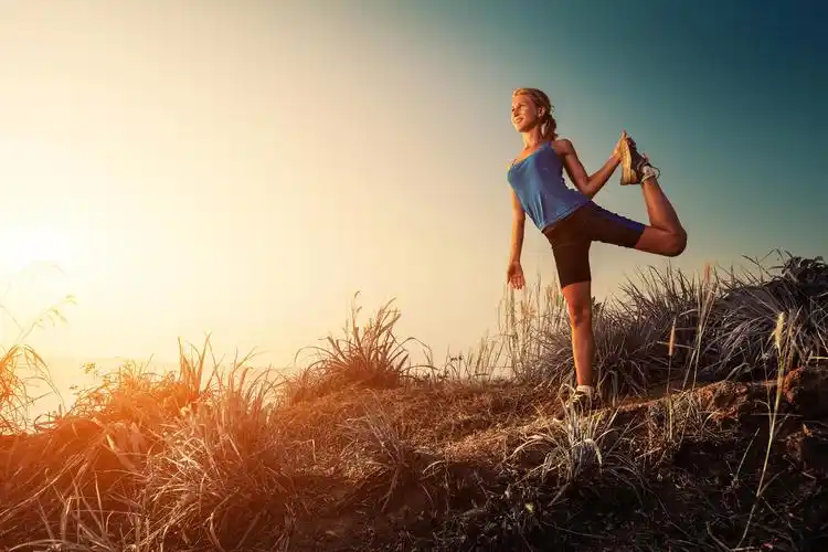女运动员在晴朗的户外做拉伸运动
