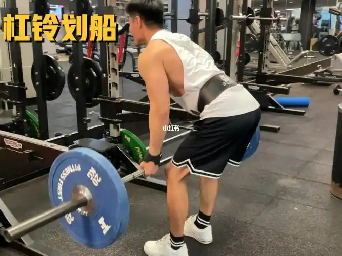杠铃划船练背不能少的动作