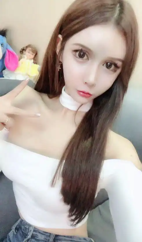 变性人成妖艳网红身材女人看了都嫉妒和老公恩爱似夫妻