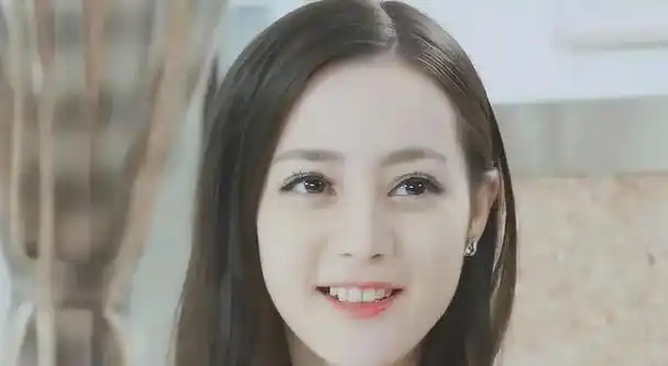 然而,一旦进行了整牙手术,她的牙齿整齐洁白,尽管不再难看,却失去了