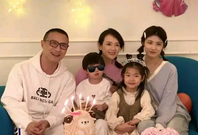 还有一个儿子,其实汪峰还有一个二女儿叫汪璟怡,汪峰被拍到带着二女儿