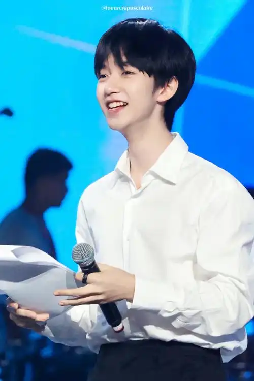 贺峻霖说今晚与大家共赴青春之夜#再分享几张彩排的素颜小主持92