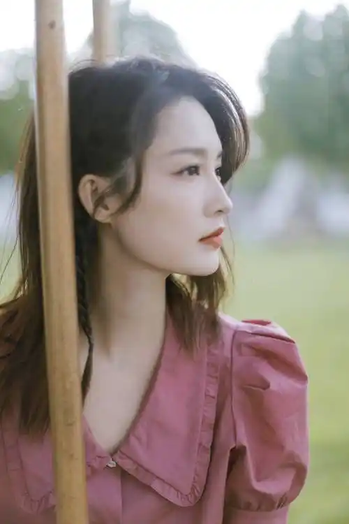 12 搜狐娱乐讯 6月3日,李沁在某社交平台晒出一组夏日写真美照,李沁穿