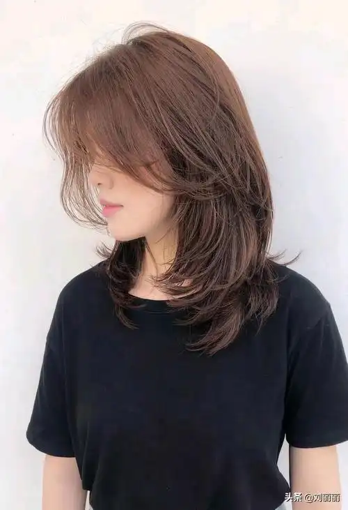 50多岁的姐姐做款纹理烫,利落又年轻,还有很多款流行发型