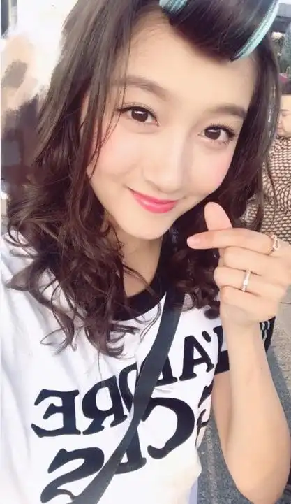 今天是#关晓彤#20岁生日,在微博晒出一张美照:"哎呦喂,20啦,法定啦!