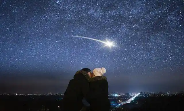 今夜流星划过夜空你看流星雨了吗陪你一起去古代看流星雨