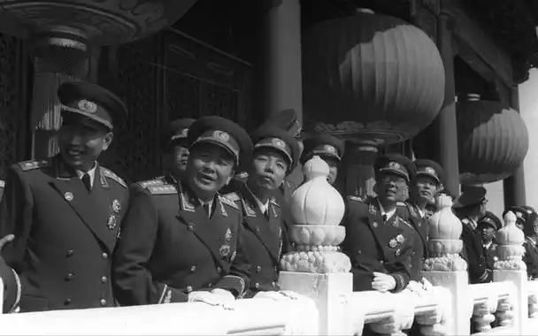 军衔就是上将,也就意味着在军队体系中,肩膀扛上三颗"金星"就算是达到