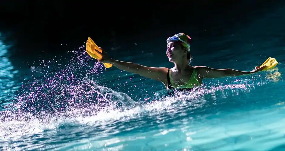 你想跟我学蝶泳吗?