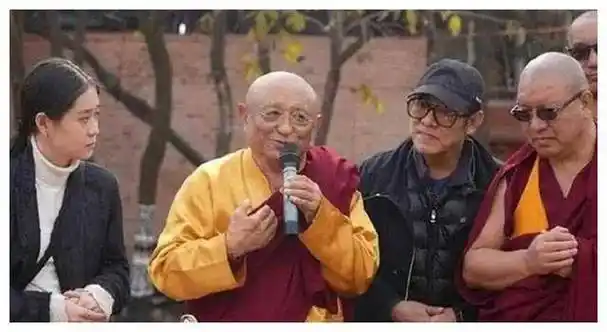 62岁的利智现状曝光,与李连杰及女儿合影,颜值逆风._jada_生活_母亲