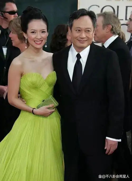 有种"合影杀手"叫章子怡,坐在刘嘉玲和章泽天中间,美得很突出