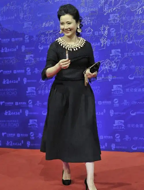 何赛飞是60后的骄傲黑色连衣裙端庄稳重身姿挺拔真有气场