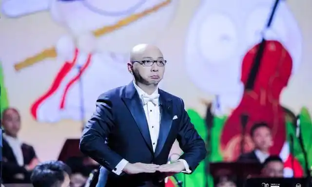 主持人光头王凯颠覆形象戴假发