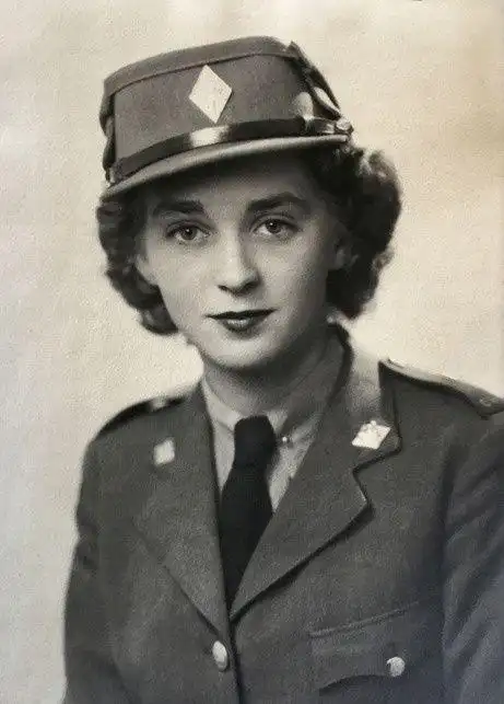 加拿大漂亮女兵拒绝飞行员追求苦苦等待在欧洲抗击德军的男友