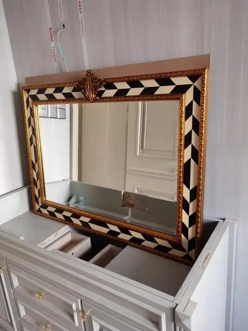 谁能帮我看看这个黑白的镜子丑吗