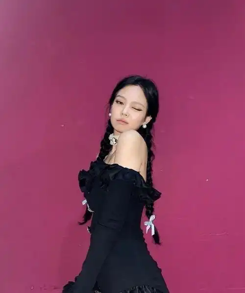 不愧是jennie的超级迷妹,同款双麻花辫,虞书欣get出不同的味道