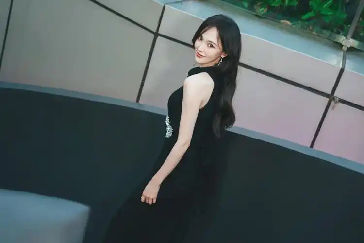 唐嫣穿挂脖黑色长裙明媚张扬优雅迷人
