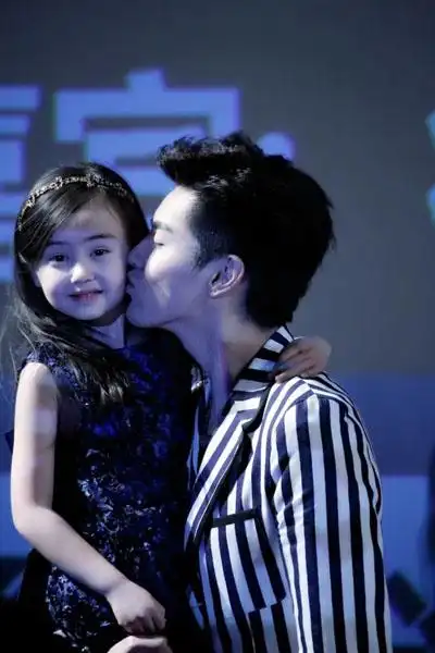 【图】蔡书雅吴亦凡剧照曝光 吴亦凡当"爹"被糗