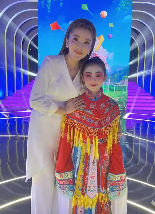 浦江这个女孩好幸福打着鱼灯走上了央视幸福账单舞台