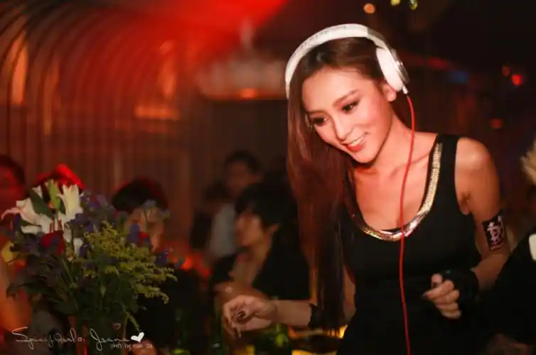 三里屯酒吧美女dj打碟图片