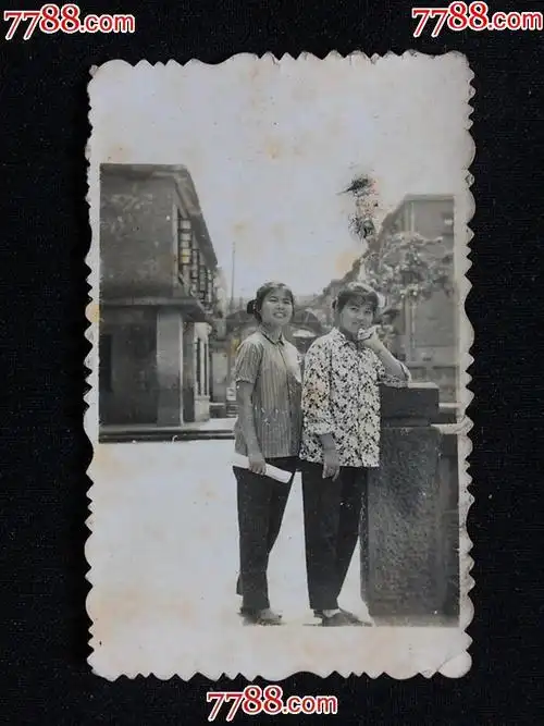 七十年代老照片女大十八变60x40公分